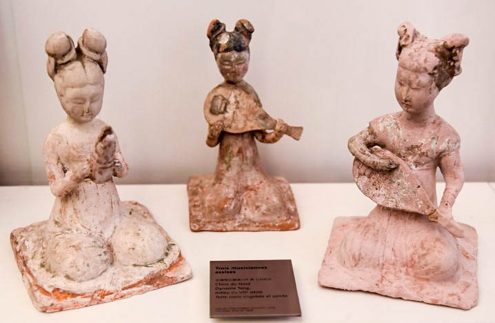 Musée Guimet. Trois musiciennes assises, chine du nord 7ème